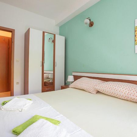 Vega Apartments Podgora Bagian luar foto
